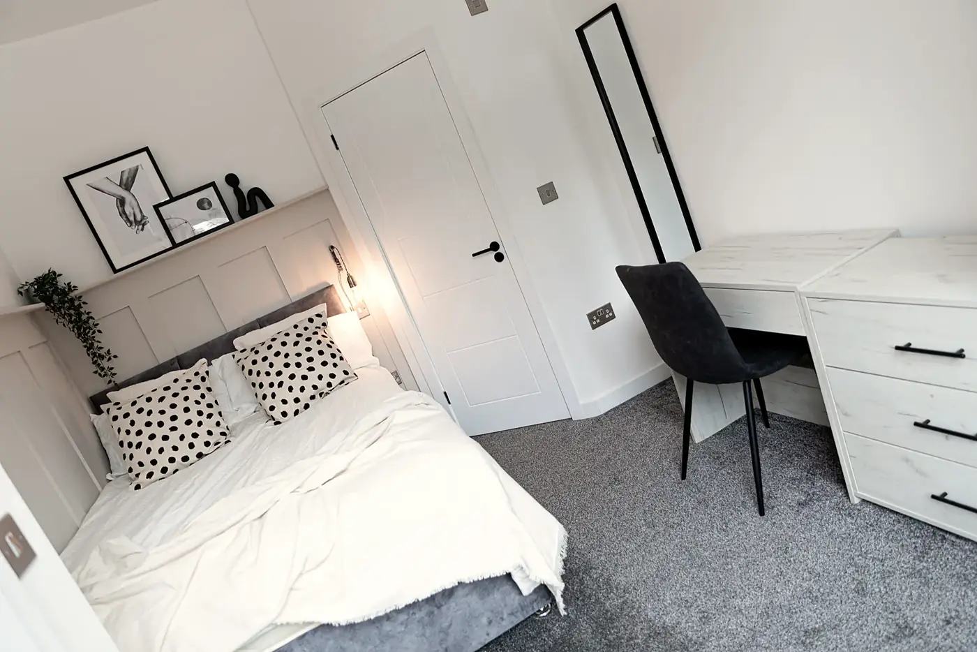 Calm furnished double bedroom with a desk in a house share