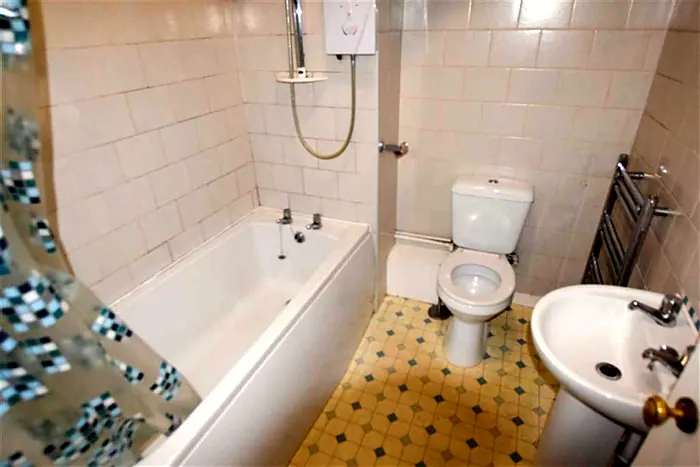 Diamond Street bathroom before