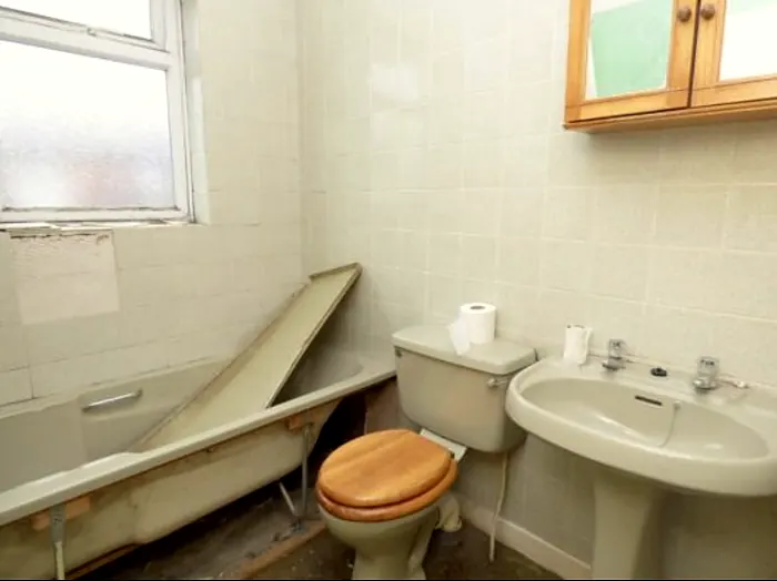 Kelvin Street bathroom before