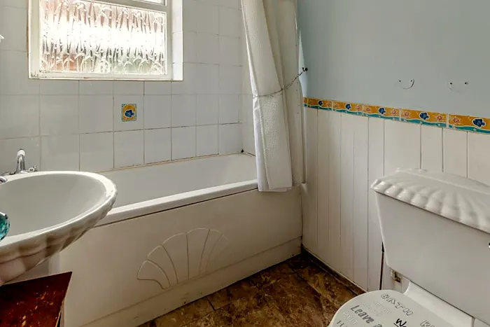 Lumn Road bathroom before